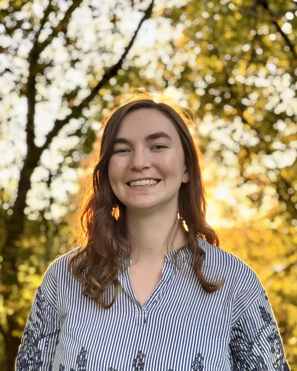 Salomé, fondatrice de Maison Signet, souriante devant des arbres en automne